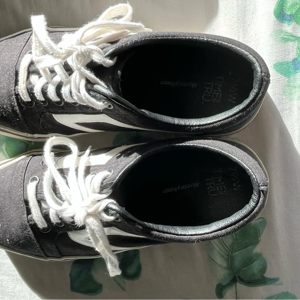 Time and Tru Black and White Athletic Shoes 7.5 Memory Foam - Picture 4 of 8